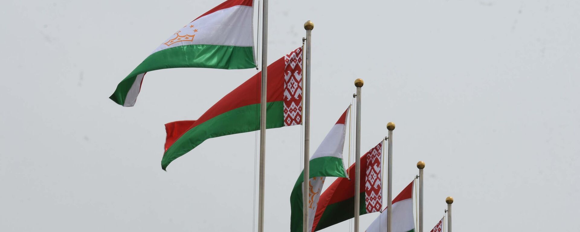 Флаги Таджикистана и Беларуси, архивное фото - Sputnik Тоҷикистон, 1920, 18.12.2018