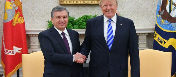 Президент Узбекистана Шавкат Мирзиёев и президент США Дональд Трамп - Sputnik Таджикистан