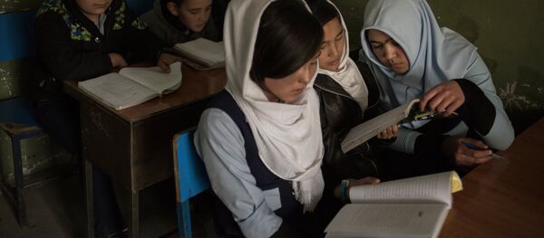 Ученики во время занятий в школе в Кабуле, архивное фото - Sputnik Таджикистан