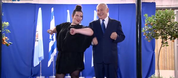 Нетаньяху исполнил танец курочки с победительницей Евровидения Нетаньяху исполнил танец курочки с победительницей Евровидения - Sputnik Таджикистан