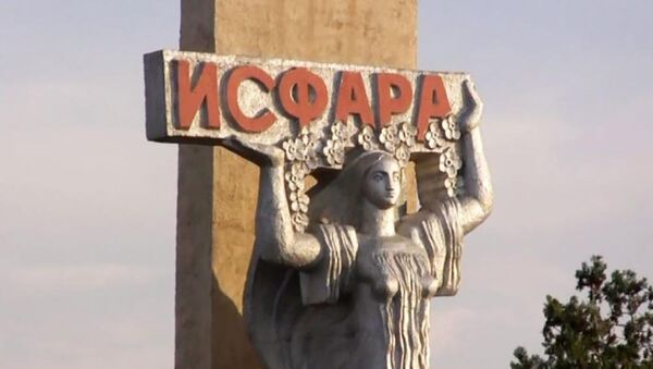 Приветственный монумент в городе Исфара, архивное фото - Sputnik Таджикистан