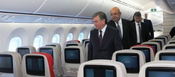 Шавкат Мирзиёев осмотрел новый Боинг Шавкат Мирзиёев осмотрел новый Боинг - Sputnik Таджикистан