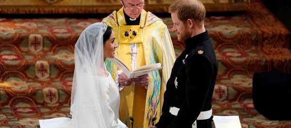 Меган Маркл и принц Гарри, кажется, были всем довольны на церемонии - Sputnik Таджикистан