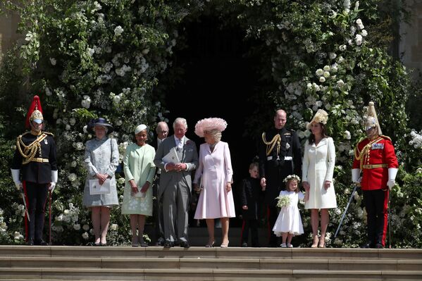 Мама невесты Дориа Редлан (слева в салатовом наряде), четырехлетний принц Джордж и трехлетняя принцесса Шарлотта с родителями принцем Уильямом и Кейт Миддлтон (справа). - Sputnik Таджикистан