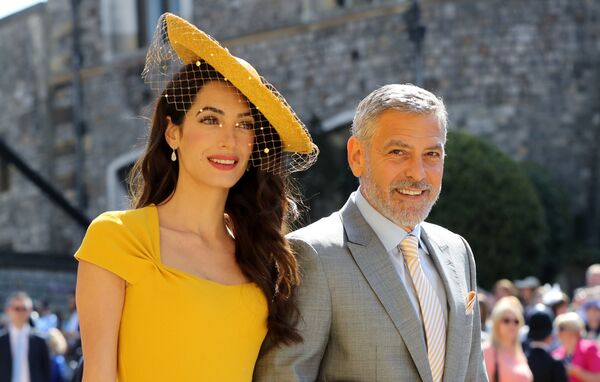 Американский актер Джордж Клуни с супругой Амаль на свадьбе принца Гарри - Sputnik Таджикистан