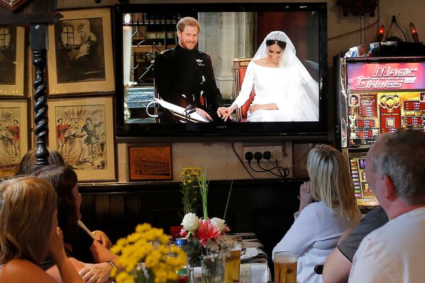 За свадьбой принца Гарри и Меган Маркл наблюдали в прямом эфире во всем мире. - Sputnik Таджикистан