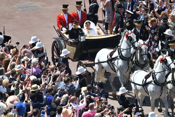 Для жителей Великобритании свадьба принца стала настоящим праздником. - Sputnik Таджикистан