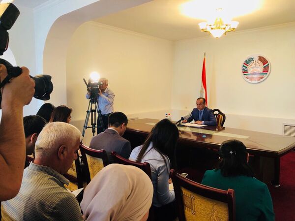 Брифинг в посолстве Таджикистана в Ташкенте Брифинг в посолстве Таджикистана в Ташкенте - Sputnik Тоҷикистон