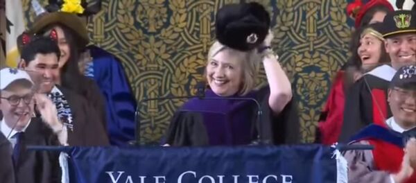 Клинтон надела шапку-ушанку во время выступления в Йеле - Sputnik Таджикистан