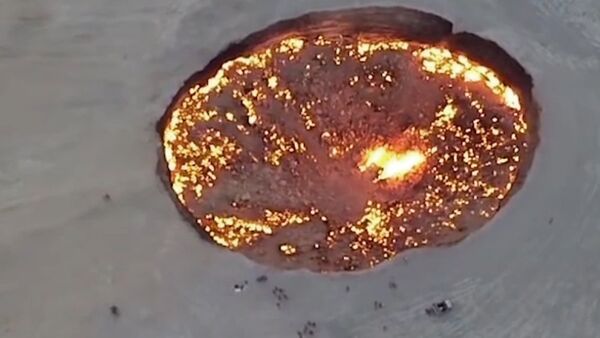 Огонь в газовом кратере в Туркменистане не гаснет с 1971 года - Sputnik Таджикистан