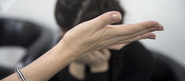 Женщина дает пощечину девушке. Архивное фото Женщина дает пощечину девушке. Архивное фото - Sputnik Тоҷикистон