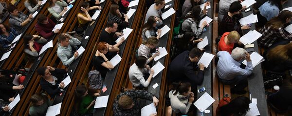 Студенты в аудитории МПГУ, архивное фото Студенты в аудитории МПГУ, архивное фото - Sputnik Тоҷикистон
