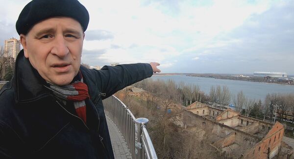 Ростов-на-Дону. Местный энтузиаст-краевед Борис показывает стадион Ростов-на-Дону. Местный энтузиаст-краевед Борис показывает стадион - Sputnik Таджикистан