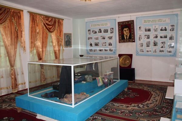 Таджикские милиционеры посетили дом-музей Лоика Шерали Таджикские милиционеры посетили дом-музей Лоика Шерали - Sputnik Тоҷикистон