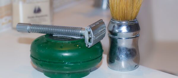 Помазок с бритвенным станком, архивное фото  - Sputnik Тоҷикистон