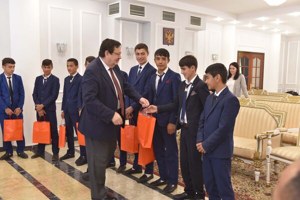 Посол России Игорь Лякин-Фролов раздает подарки юным футболистам, архивное фото - Sputnik Таджикистан