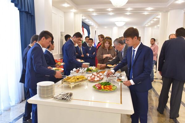 Юные таджикские футболисты побывали на приеме у посла России Лякина-Фролова - Sputnik Таджикистан