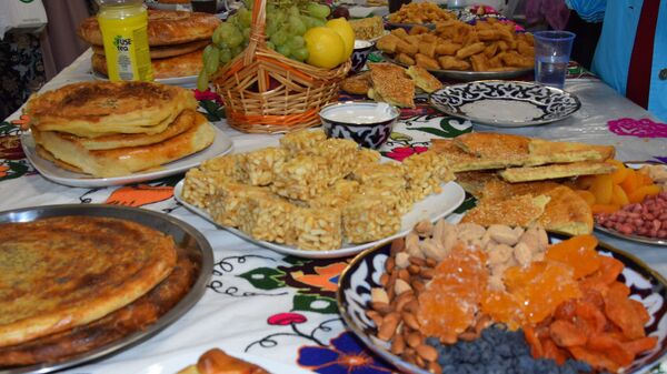 Вкусные угощения на столе, архивное фото - Sputnik Таджикистан