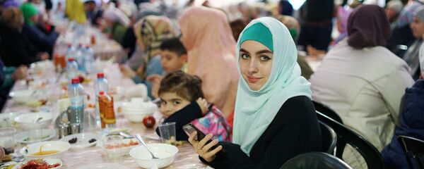 Ифтори тоҷикон дар Хаймаи Рамазон-и Маскав - Sputnik Тоҷикистон