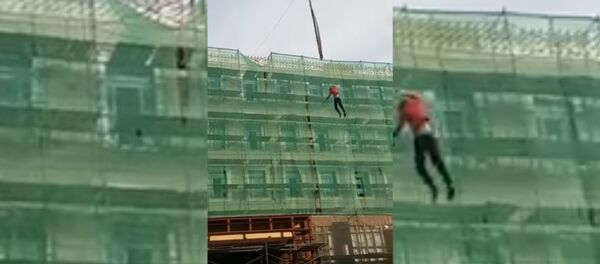 Падение катавшегося на кране в Петербурге строителя попало на видео Падение катавшегося на кране в Петербурге строителя попало на видео - Sputnik Таджикистан