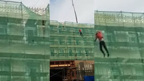 Падение катавшегося на кране в Петербурге строителя попало на видео - Sputnik Таджикистан