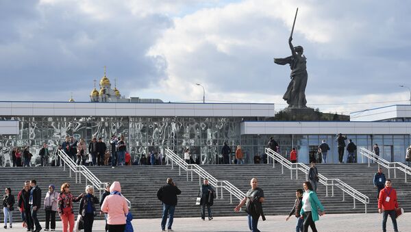 Вид на мемориал Родина-мать с площади перед стадионом Волгоград Арена - Sputnik Таджикистан