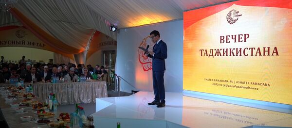 Сотни верующих разделили ифтар в День Таджикистана в московском Шатре Рамадана - Sputnik Тоҷикистон