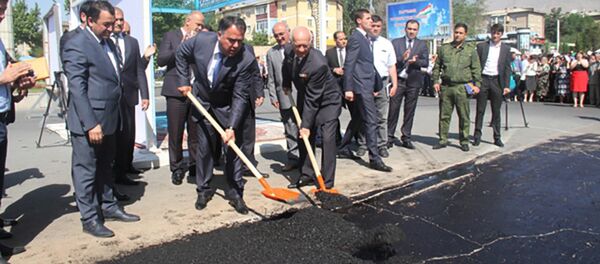 Председатель Согда лично взял лопату в руки и дал сарт ремонту ддорог в Ходженте - Sputnik Тоҷикистон