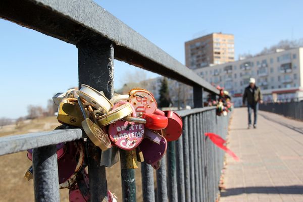 Символ крепкой любви на ограде моста в Нижнем Новгороде - Sputnik Таджикистан