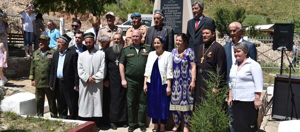 Военнослужащие 201 РВБ почтили память героев, погибших в борьбе за установление Советской власти Военнослужащие 201 РВБ почтили память героев, погибших в борьбе за установление Советской власти - Sputnik Тоҷикистон