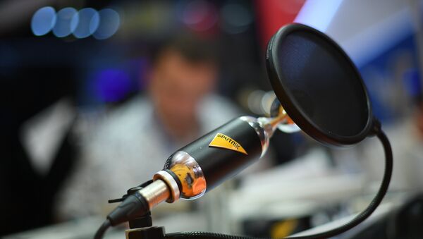 Микрофон в студии радио Sputnik, архивное фото - Sputnik Таджикистан