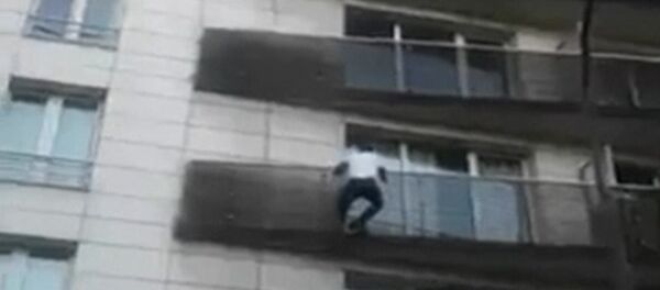 Мигрант во Франции спас ребенка, висящего на балконе пятого этажа - Sputnik Тоҷикистон