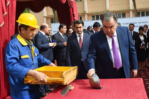 Рустам Эмомали и Эмомли Рахмон открыли строительство новой школы - Sputnik Таджикистан