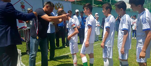 Игорь Черевченко наградил юных футболистов ГБАО - Sputnik Таджикистан