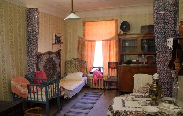 Интерьер комнаты коммунальной квартиры на выставке Коммунальный рай, или Близкие поневоле в Особняке Румянцева, Санкт-Петербург - Sputnik Таджикистан