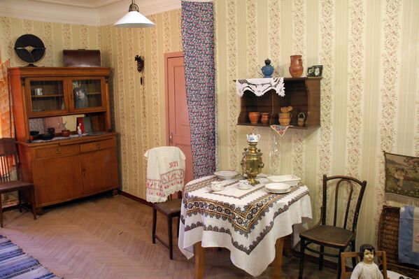 Интерьер комнаты коммунальной квартиры на выставке Коммунальный рай, или Близкие поневоле в Особняке Румянцева, Санкт-Петербург - Sputnik Таджикистан