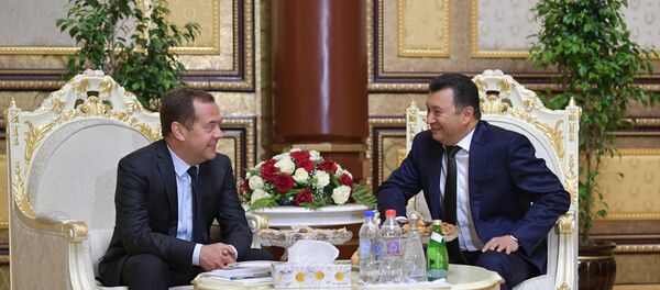 Председатель правительства РФ Дмитрий Медведев и премьер-министр Таджикистана Кохир Расулзода (справа) во время встречи в Душанбе - Sputnik Таджикистан