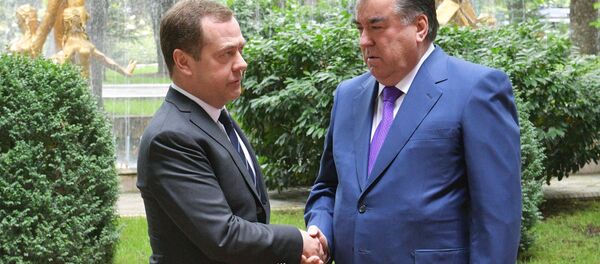 Председатель правительства РФ Дмитрий Медведев и президент Таджикистана Эмомали Рахмон, архивное фото - Sputnik Таджикистан
