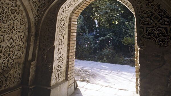 Один из входов в медресе в городе Андижане, архивное фото - Sputnik Таджикистан