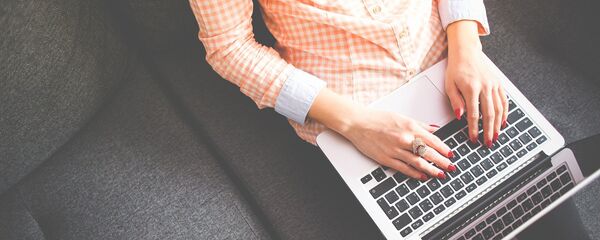 Ноутбук в руках, архивное фото - Sputnik Таджикистан