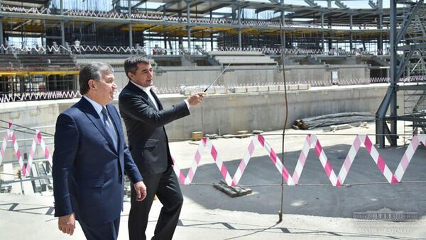 Президент Узбекистана Шавкат Мирзиёев ознакомился с ходом строительства ледового комплекса Humo Arena - Sputnik Таджикистан