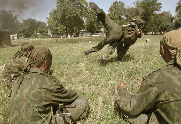 Солдаты отрабатывают технику рукопашного боя, архивное фото - Sputnik Таджикистан