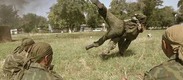 Солдаты отрабатывают технику рукопашного боя, архивное фото - Sputnik Тоҷикистон
