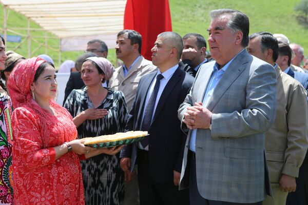 Рабочая поездка президента Таджикистана в Дангаринский район Хатлонской области - Sputnik Таджикистан
