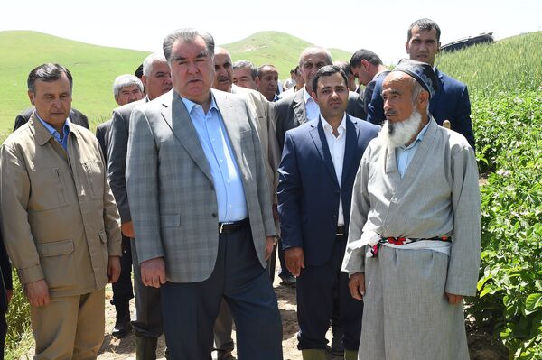 Рабочая поездка президента Таджикистана в Дангаринский район Хатлонской области - Sputnik Таджикистан