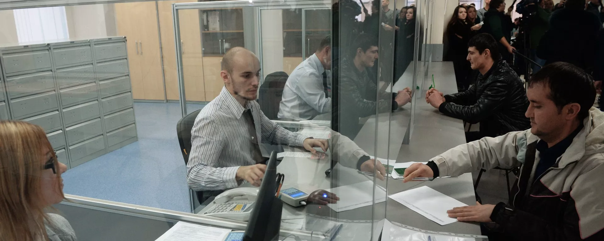 Выдача первых патентов в Едином миграционном центре Московской области - Sputnik Тоҷикистон, 1920, 04.06.2021