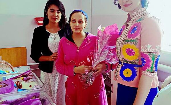 Дидори модари чоргоник аз ҷониби масъулони Кумитаи кор бо ҷавонон ва варзиш Дидори модари чоргоник аз ҷониби масъулони Кумитаи кор бо ҷавонон ва варзиш - Sputnik Тоҷикистон