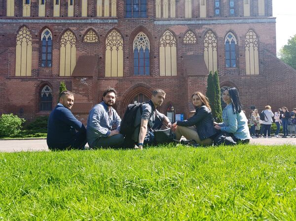 Команда наивных путешественников в Калининграде - Sputnik Таджикистан