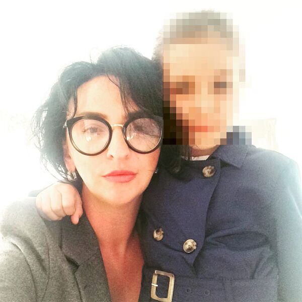 Елена Котова с таджикской девочкой Нисо из социальной сети Facebook Елена Котова с таджикской девочкой Нисо из социальной сети Facebook - Sputnik Таджикистан