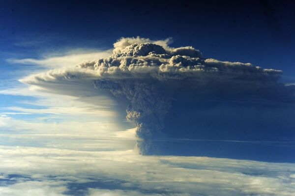 Снимок извержения вулкана Пуеуэ в Чили - Sputnik Таджикистан
